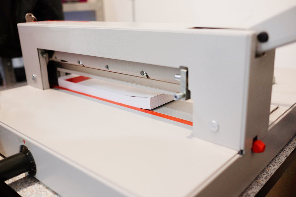 What Features Should You Look for in a Paper Guillotine Cutter?